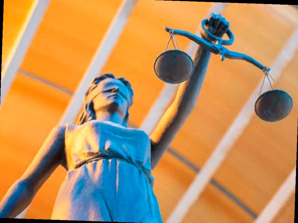 В Сочи будет рассмотрено уголовное дело против участника преступной группы, который подозревается в сбыте наркотиков. 30-летний иностранный гражданин обвиняется в особо крупном размере нарушения закона (ч.3 ст.30, ч.5 ст.228.1 УК РФ). По данным прокуратуры Краснодарского края, подсудимый стал наркозакладчиком в сентябре 2024 года. Он получил 13 килограммов эфедрона от неизвестных лиц и отправился в Сочи, где сделал 15 оптовых закладок до своего задержания в январе 2025 года. Дело направлено в Лазаревский районный суд для дальнейшего рассмотрения. Другие участники группы также подвергнутся судебному процессу. (Фото: Игорь Елисеев / КоммерсантЪ)