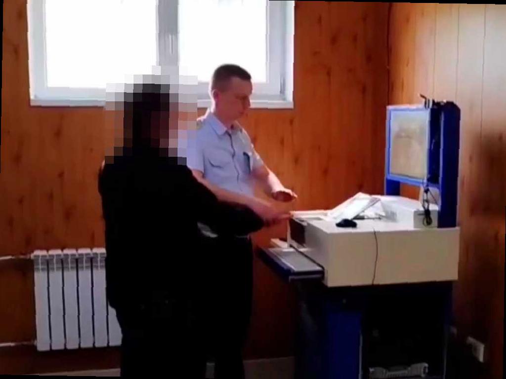 В Сочи задержаны два молодых человека за инцидент с несовершеннолетним в селе Раздолное. Под предлогом проверки наркозакладчиков, они осмотрели его рюкзак, выдавая себя за правоохранителей. Полиция составила административные протоколы за мелкое хулиганство и молодые люди извинились перед школьником и его родителями. Важно обращаться в правоохранительные органы в подобных ситуациях. Для помощи доступен круглосуточный «телефон доверия» антинаркотической комиссии курорта +7(928)294-61-69. (Фото: УВД по городу Сочи)