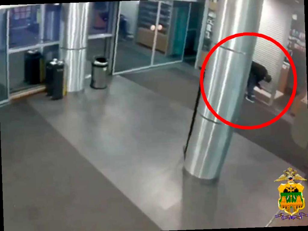 Вор украл телефоны из павильона в ТЦ в Адлере