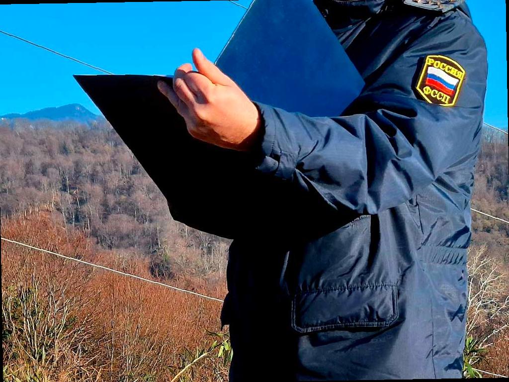 Жительница Сочи решила снести свой новый коттедж, чтобы иметь возможность покинуть страну. Это произошло после того, как она не получила необходимые разрешения на строительство. Суд признал постройку незаконной и вынес решение о сносе.