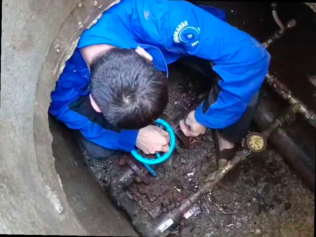 Водоканал Сочи продолжает отключать воду должникам в Центральном районе