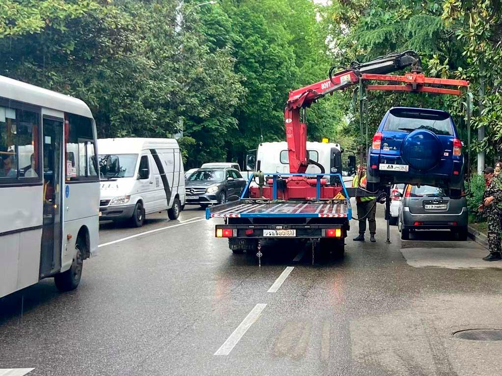 В Сочи начали эвакуацию автомобилей, нарушающих правила парковки