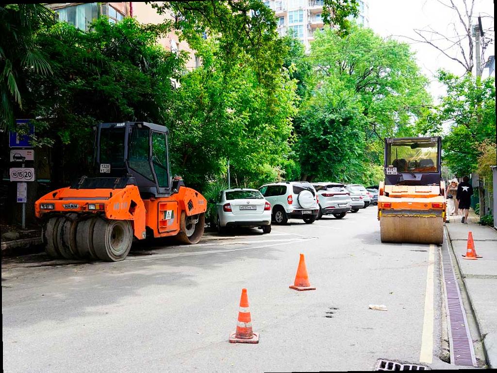 В этом году в Сочи будет потрачено более 23 миллионов рублей на ремонт дворовых проездов. Об этом сообщил мэр города Андрей Прошунин в своем телеграм-канале.