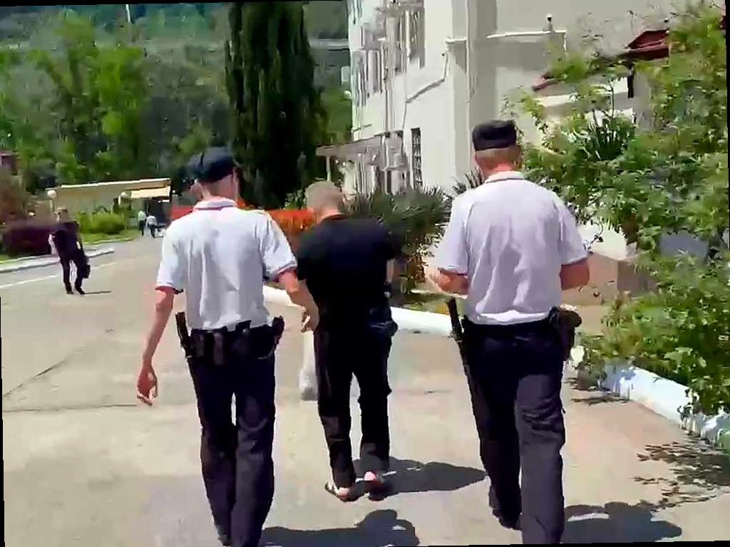 В Сочи арестовали уличного торговца из Коми за продажу гранатового сока. Приезжий уже был оштрафован за незаконную деятельность, но не заплатил штраф. В марте ему назначили 7-суточный арест, а теперь он попался второй раз. Мужчине составили протокол и назначили еще 5 суток ареста. УВД по городу Сочи подтвердило информацию.