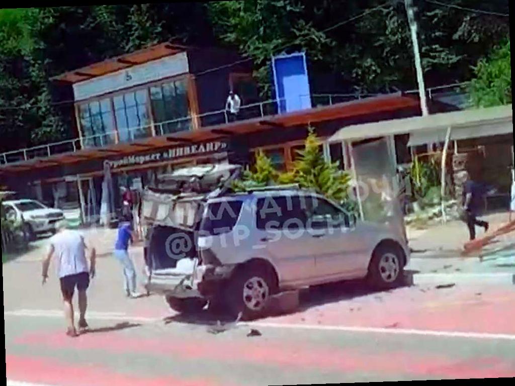 В Сочи произошло ДТП: автомобиль без водителя врезался в остановку, есть пострадавшие
