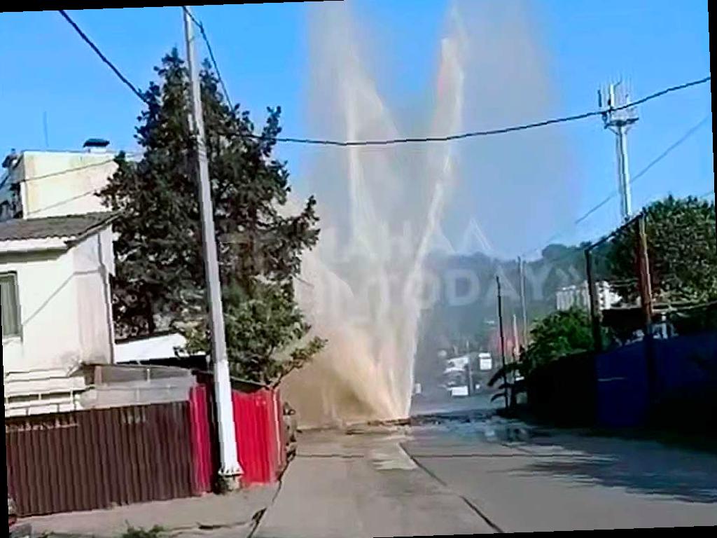 В Сочи на улице Искры случился необычный случай — прорвало водопровод, и из-под земли начал бить гигантский фонтан. Свидетели утверждают, что струя воды достигала восьмого этажа.