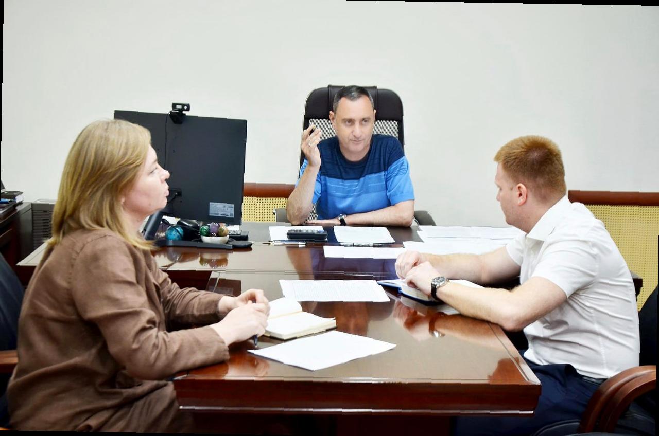 «Борьба с вредителями в Сочи: Виктор Тепляков обсудил текущую ситуацию»