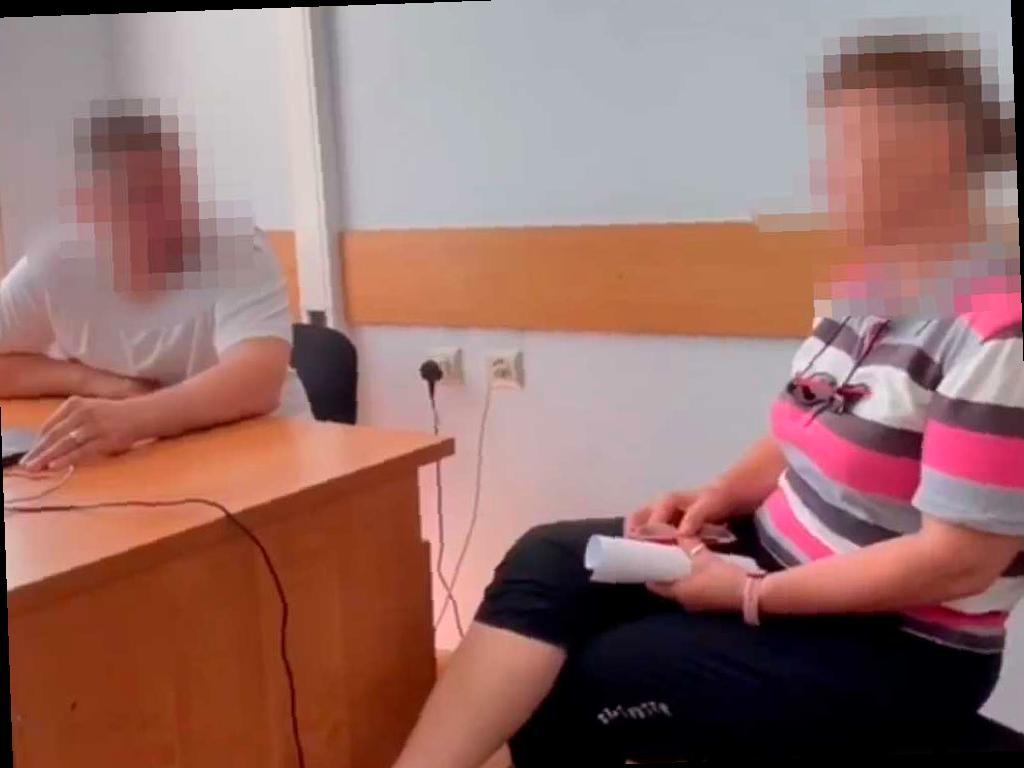 Жительница Адлера избежала попадания в лапы мошенников благодаря бдительности сотрудников банка и полиции. Мошенники пытались обмануть женщину, представившись сотрудниками и рассказав, что ее личный кабинет был взломан. Чтобы сохранить деньги, ей предложили перевести их на другой счет. К счастью, банковские работники заметили подозрительную ситуацию и предотвратили убытки. Полицейские убедили женщину не переводить деньги, сумма которых составляла около 200 тысяч рублей.