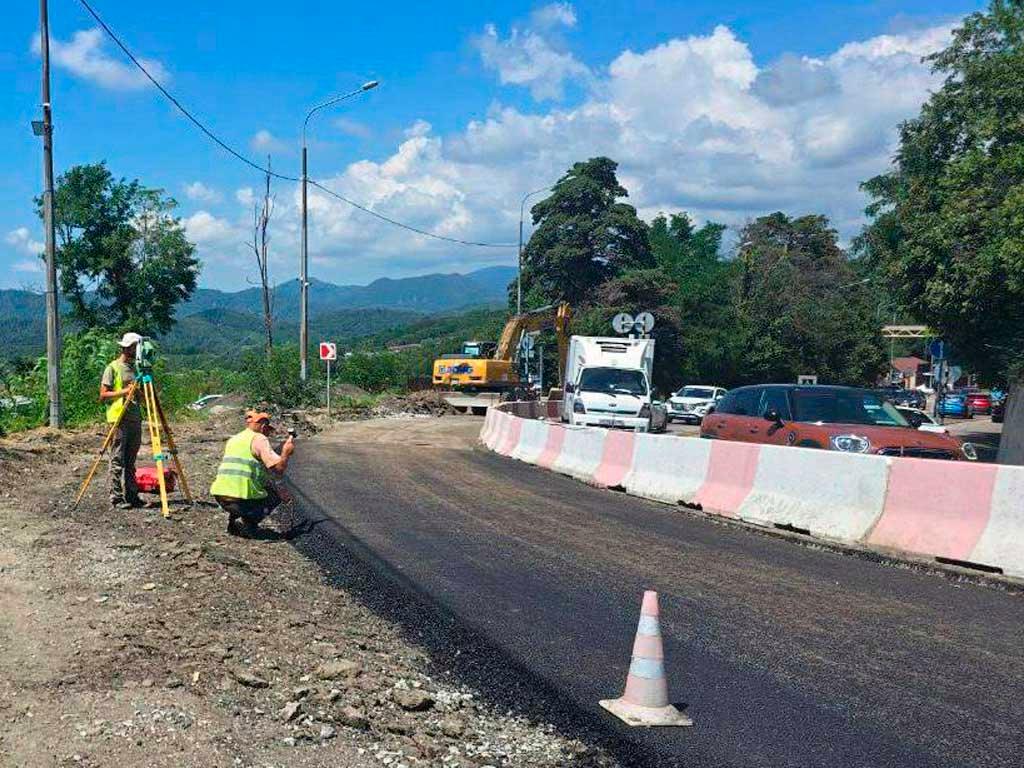 На оползневом участке в Дагомысе начали укладывать асфальт заранее