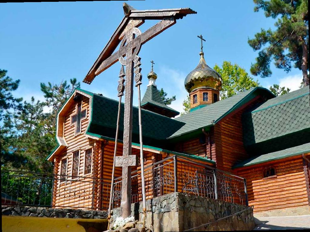 При храме иконы Божьей Матери «Всех Скорбящих Радость» в сочинской Ареде скоро откроется новый корпус для социальных проектов. Депутат Законодательного Собрания Краснодарского края Виктор Тепляков посетил храм на Дагомысской улице, где завершается строительство этого корпуса.
