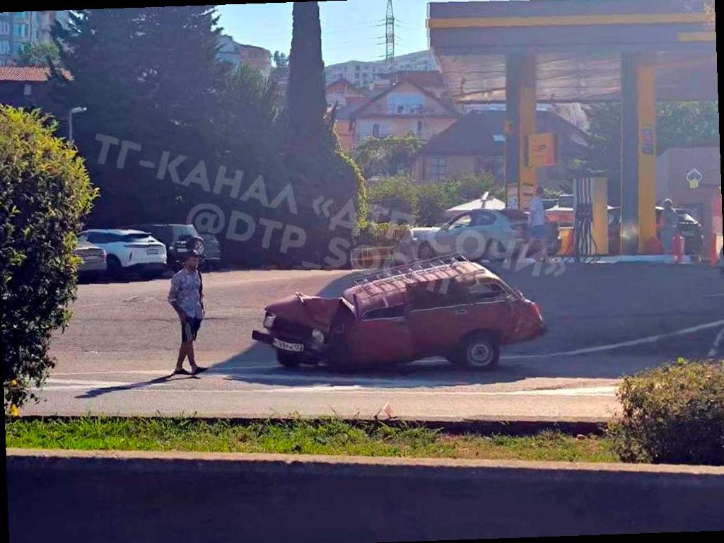 В Сочи произошла авария: автомобиль «ВАЗ-2104» врезался в стену