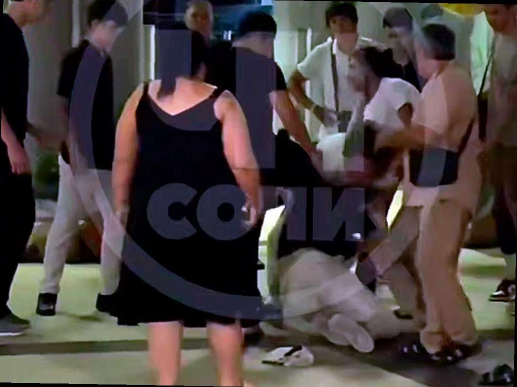 В центре Сочи произошел инцидент, о котором стало известно благодаря видеозаписи. В Торговой галерее на улице Навагинской группа молодых людей избила парня, не давая проходу прохожим, пытавшимся помочь. Конфликт удалось прекратить только после прибытия сотрудников Росгвардии и полиции.