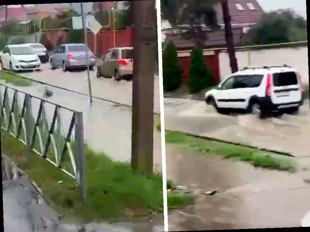 Сильный ливень затопил дорогу в сочинском селе
