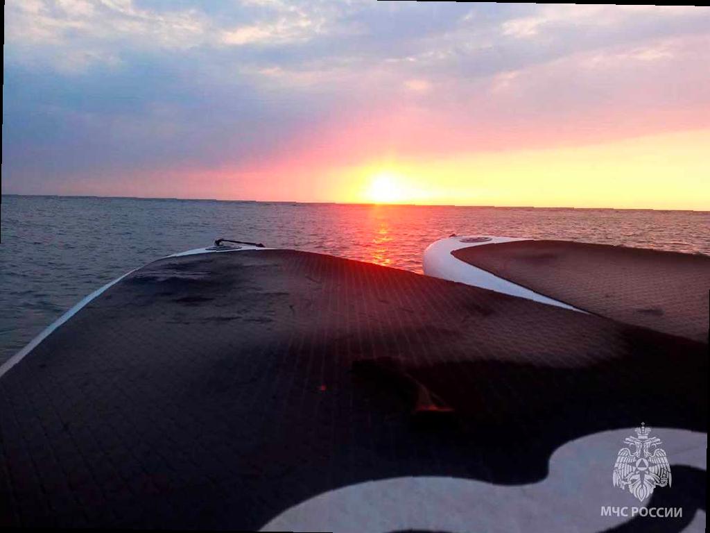 Две молодые сапбордистки попали в неприятную ситуацию в море в Сочи