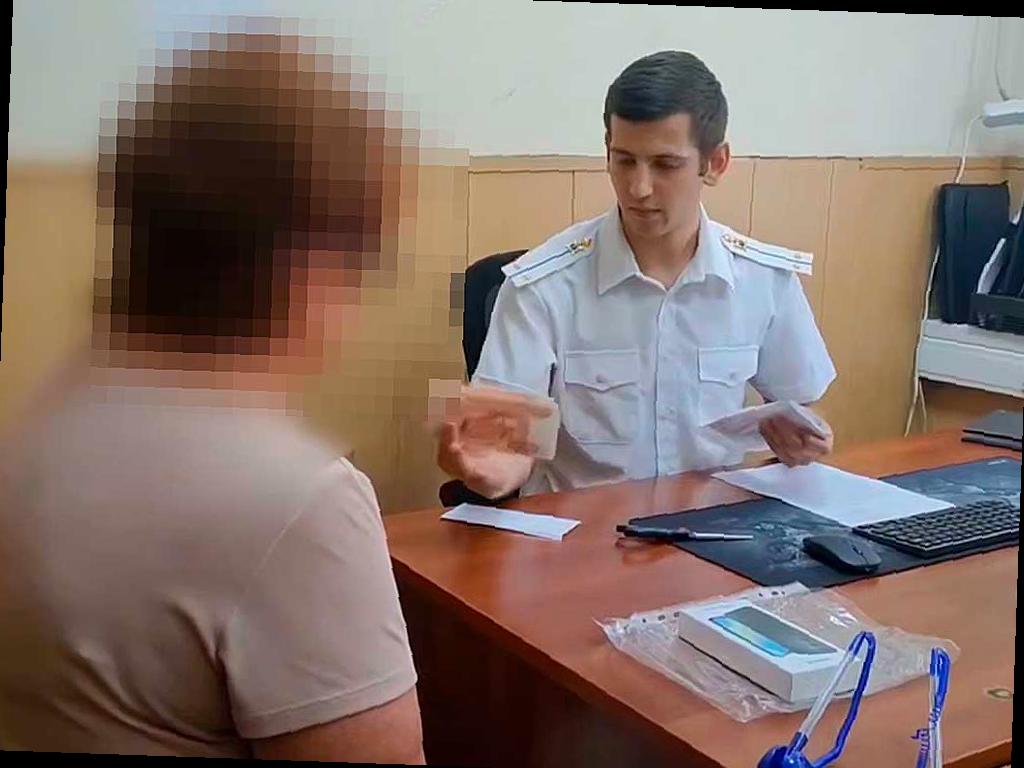 Полиция в Сочи помогла вернуть пенсионерке более 500 тысяч рублей, которые она потеряла из-за телефонных мошенников. Женщину обманули, представившись курьером и сотрудником Роскомнадзора. Пенсионерка перевела мошенникам деньги и отдала им наличные. Полиция задержала курьера и вернула деньги женщине. По делу возбуждено уголовное дело, за содействие мошенникам грозит до 6 лет тюрьмы. (источник: sochinews.io)
