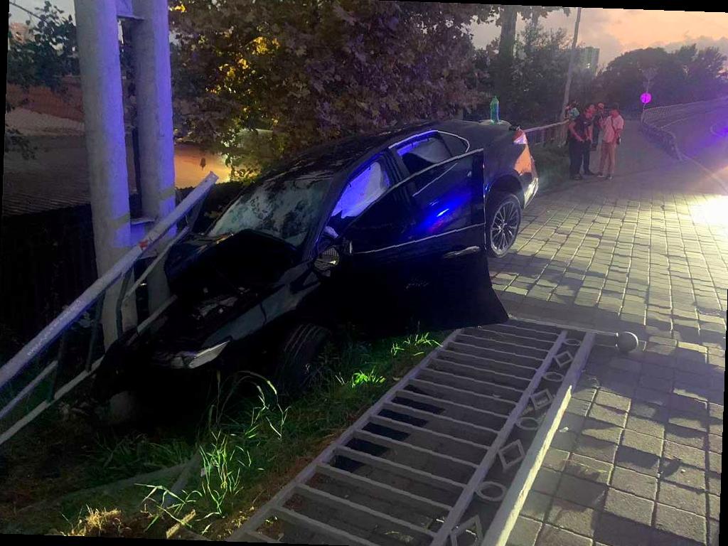 В центре Сочи водитель Toyota погиб после столкновения с опорой