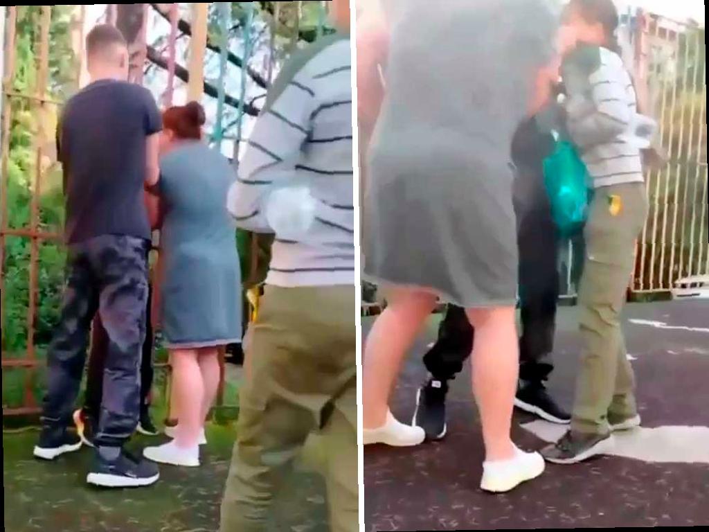 На детской площадке в сочинском микрорайоне Бытха произошел конфликт, о котором стало известно из записи в социальных сетях. Женщина начала ругаться матом и угрожать подросткам, игравшим на площадке. Она даже хватала детей и угрожала «набить е… мамке».
