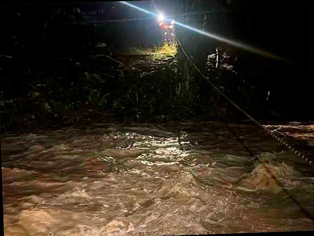 В Сочи река Цанык унесла автомобиль с водителем