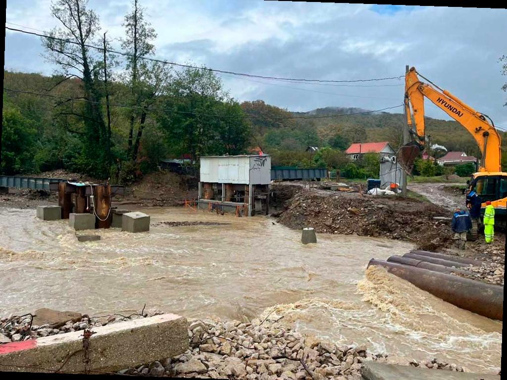 Ливни размыли переправу в селе Молдавановка на Кубани