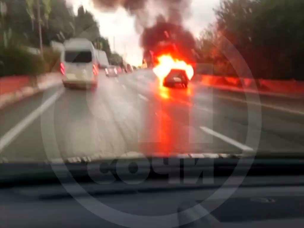 В Сочи произошел инцидент на трассе: автомобиль загорелся
