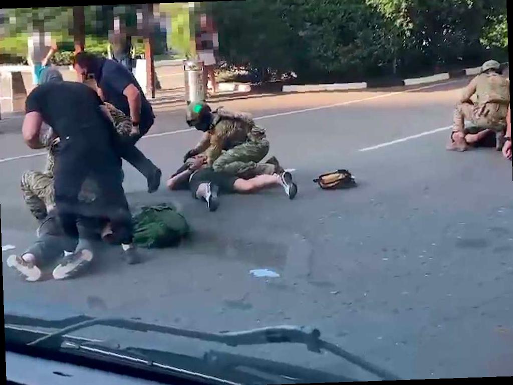 В аэропорту Сочи задержали молодого мужчину по подозрению в вербовке людей в террористическую организацию. Силовики из регионального управления Росгвардии помогли полиции в задержании.