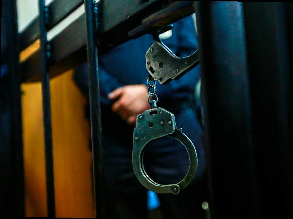 Двое молодых людей были задержаны сотрудниками уголовного розыска в Адлере. Они украли сумку у девушки, когда та отошла от столика в ночном клубе, оставив свои вещи без присмотра. В сумке были телефон, документы, карты и ключи от автомобиля, общий ущерб составил 140 тысяч рублей.