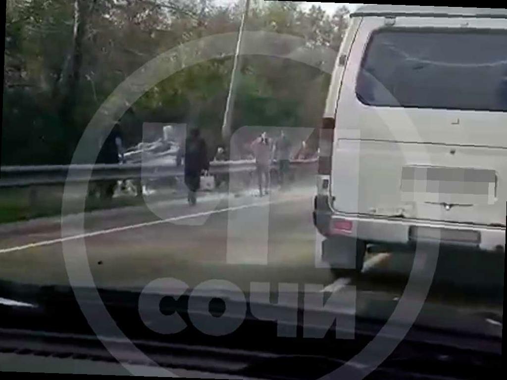В Сочи произошло серьезное ДТП с перевернувшимся внедорожником и пострадавшими