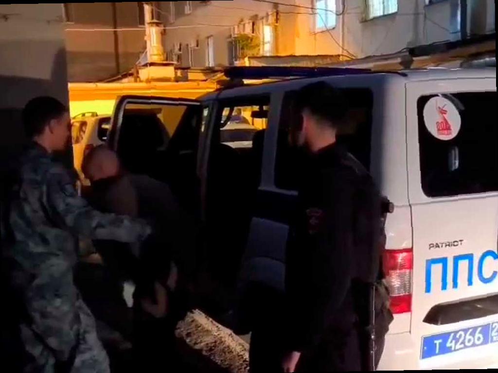В Сочи мужчина попытался скрыться от полиции, выбравшись по реке