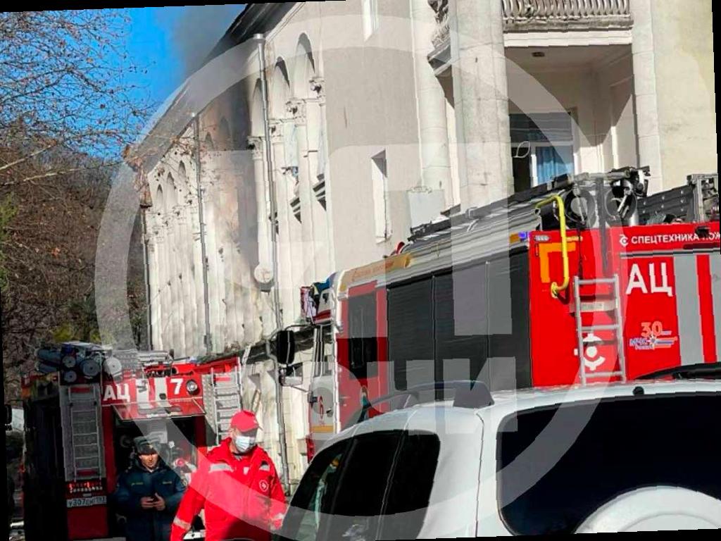 В Сочи избавились от пожара, спасены два человека