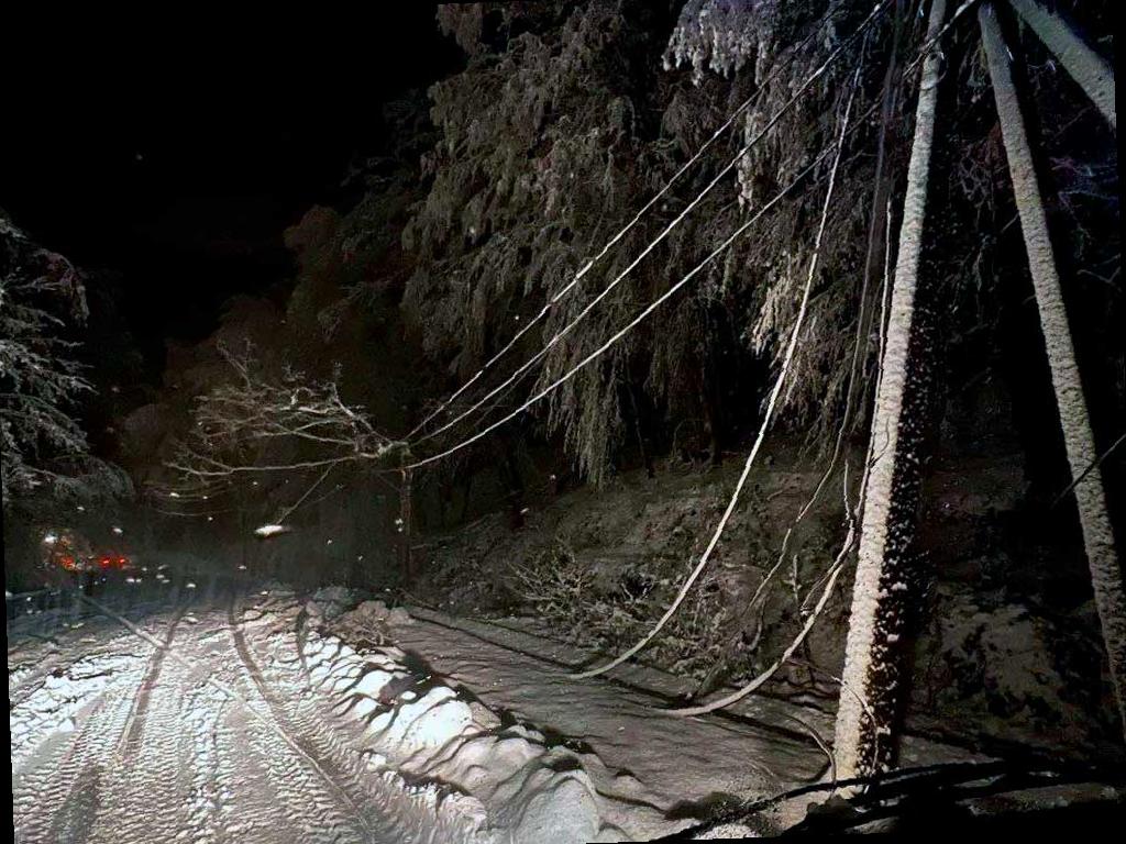 В Сочи временно отключат электричество на нескольких улицах из-за непогоды