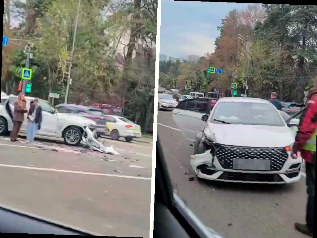 На Курортном проспекте в Сочи произошло столкновение двух автомобилей