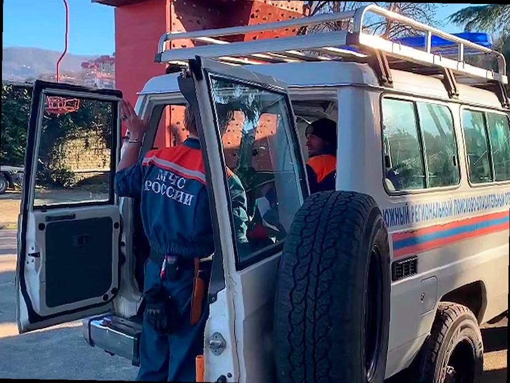 Мужчина сорвался со скалы и получил травму в реке в Сочи