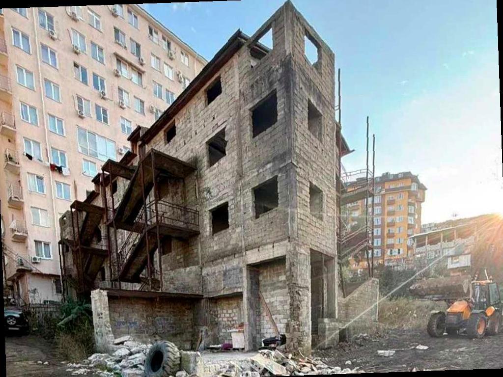 В Сочи начался снос трех самостроев
