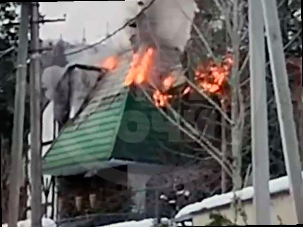 Пожар в частном доме на территории СНТ «Причал» в селе Пластунка был потушен спасателями. Вечером на место происшествия прибыли 10 человек и две машины. Огонь удалось локализовать на площади 70 квадратных метров к 19 часам, а через 15 минут огонь был полностью потушен.