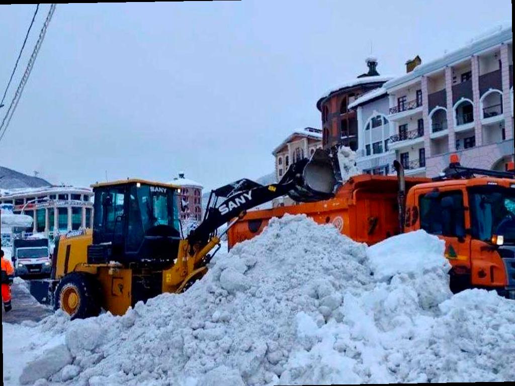 70 тысяч кубометров снега были удалены с дорог в Сочи во время новогодних каникул. Необычные снегопады и большой поток туристов создали сложности для городских служб. Особенно трудно стало на дорогах в горных районах курорта. Уборка снега идет круглосуточно, уже удалено около 70 тысяч кубометров снега, по словам мэра Андрея Прошунина. Также в Красной Поляне активно борются с нарушителями парковки. Погода также затруднила вывоз мусора. Ежедневно за этим следят 200 человек и 100 единиц спецтехники. За последние сутки из Сочи вывезли почти 8,5 тысяч кубометров мусора, а только из Красной Поляны аномальные 781 кубометр. Бурные снегопады и сильный ветер повалили более 400 деревьев, и в каждом районе Сочи созданы специальные бригады для устранения последствий. Фото: Администрация Сочи. (Источник: https://sochinews.io/2026/01/03/uborka-snega-v-sochi/).
