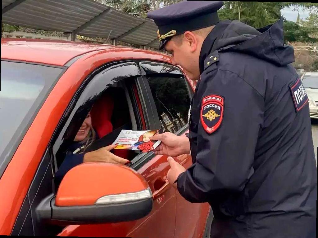 Сотрудники Госавтоинспекции Сочи поздравили водителей с Рождеством