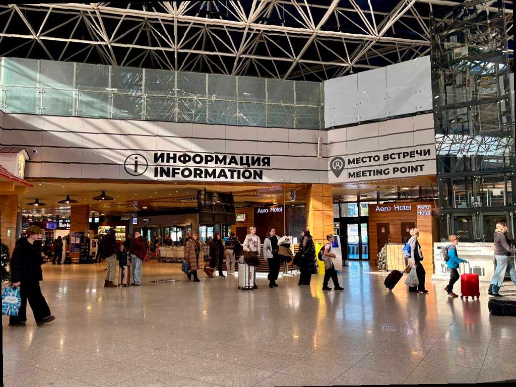 Аэропорт Сочи временно приостановил прием и отправку самолетов в ночь на 8 января из-за введения ограничений безопасности. Ограничения действовали почти четыре часа и были отменены после того, как были приняты все необходимые меры для обеспечения безопасности полетов.