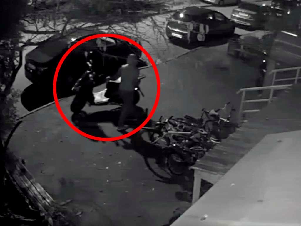 В Адлере задержали молодого человека за кражу мопеда