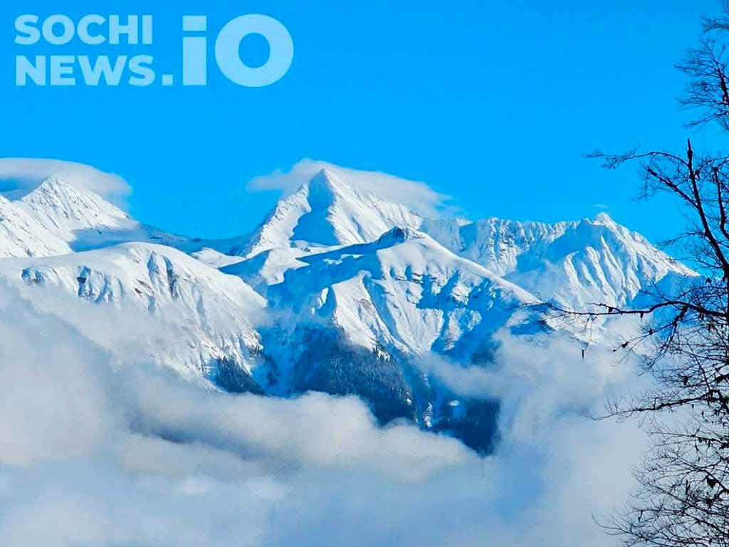 Горные курорты Сочи временно закрыли трассы из-за неблагоприятных погодных условий
