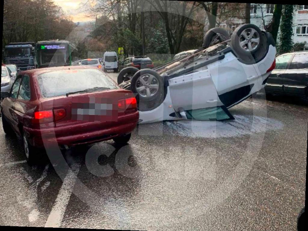 В центре Сочи произошло ДТП: автомобиль перевернулся