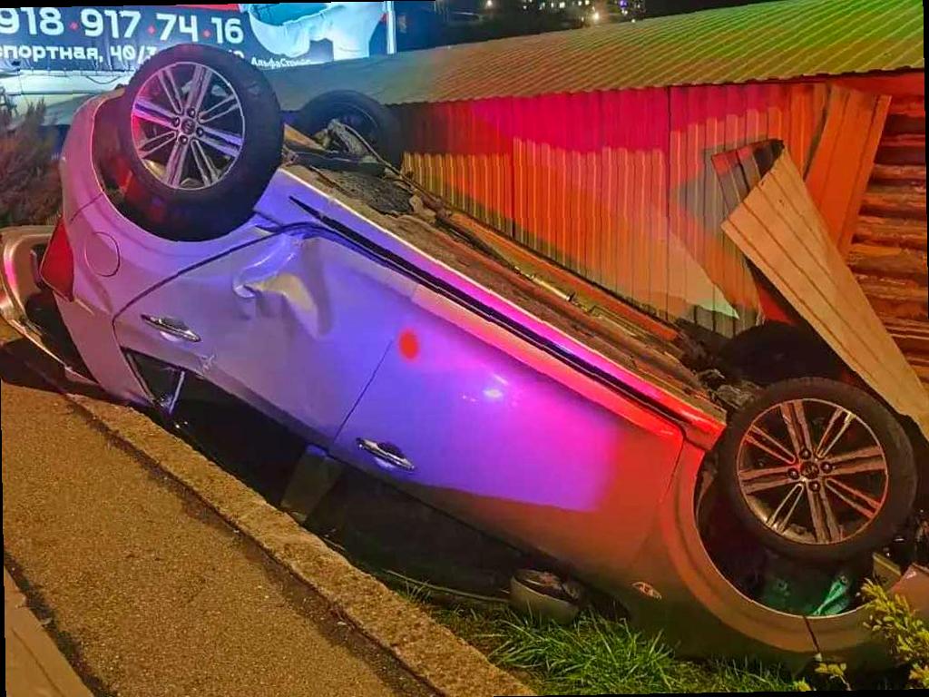 В Сочи автомобиль с детьми перевернулся