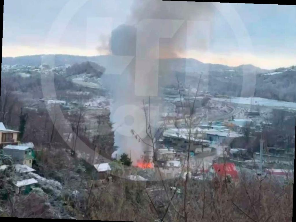 Сильный пожар в частном доме в Сочи был потушен утром