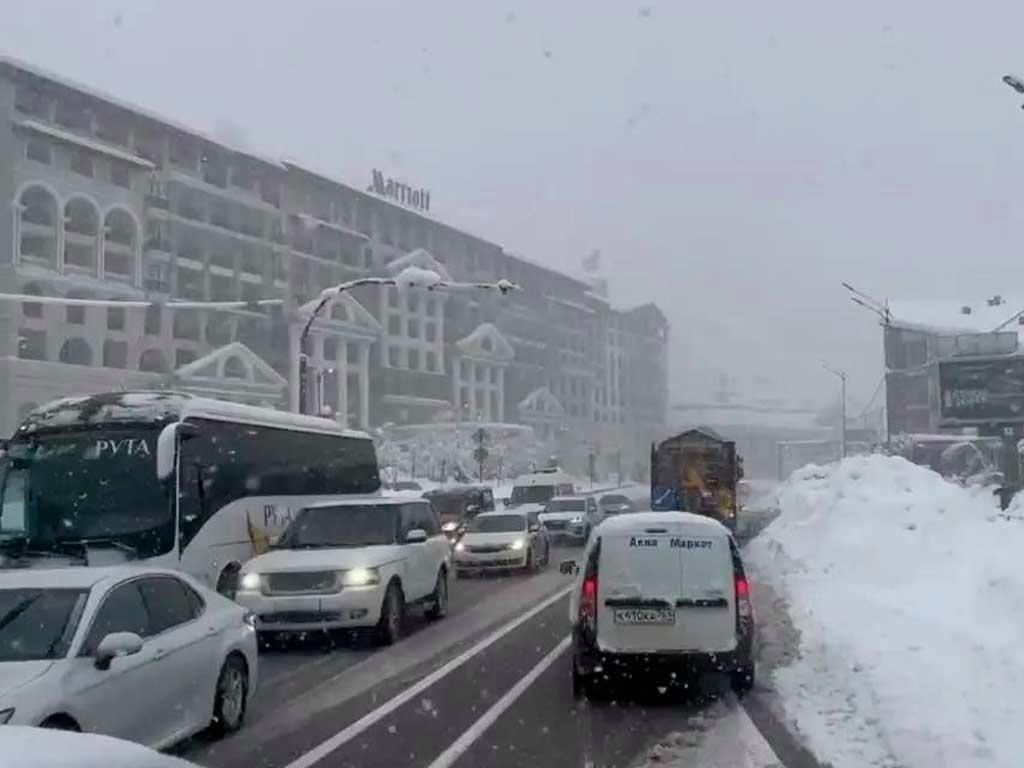 В Сочи возбудили 11 дел из-за некачественной уборки дорог во время снегопада