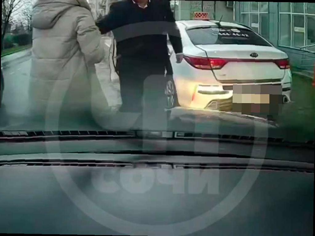 Таксист в Сочи вступил в конфликт с женщиной из-за парковки, полиция расследует случившееся