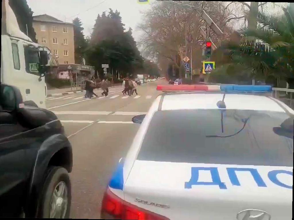 В Сочи инспекторы обучают правилам дорожного движения через громкоговорители