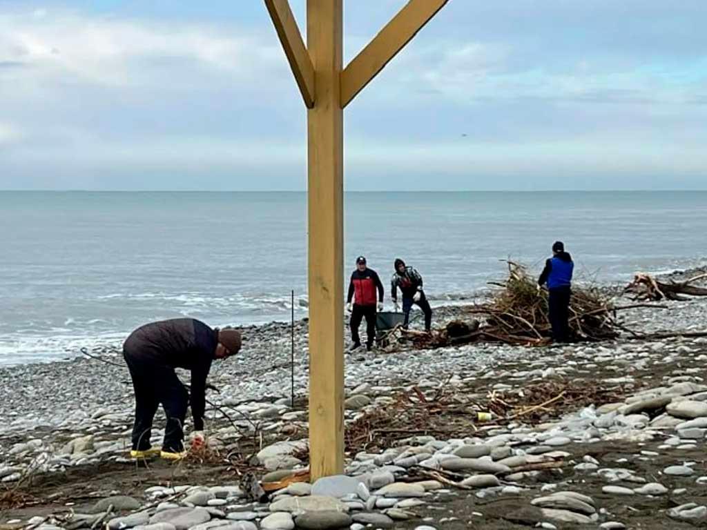 Пляжи в Сочи убирают после шторма