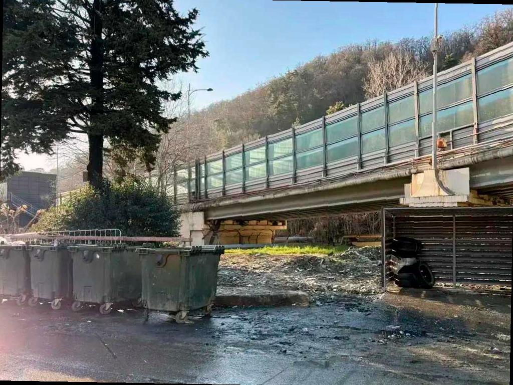 Прокуратура Центрального района в Сочи проверила ситуацию с вывозом мусора и оказалось, что не все гладко. Ведомство выявило проблемы с организацией вывоза мусора и содержанием контейнерных площадок из-за недостаточного контроля со стороны местных органов. В результате прокуратура предприняла меры, внесла представления руководителю администрации района и провела работы по благоустройству более 10 контейнерных площадок. Прокуратура продолжает следить за ситуацией и контролировать обращение с твердыми коммунальными отходами в районе. (Источник: [sochinews.io](ссылка))