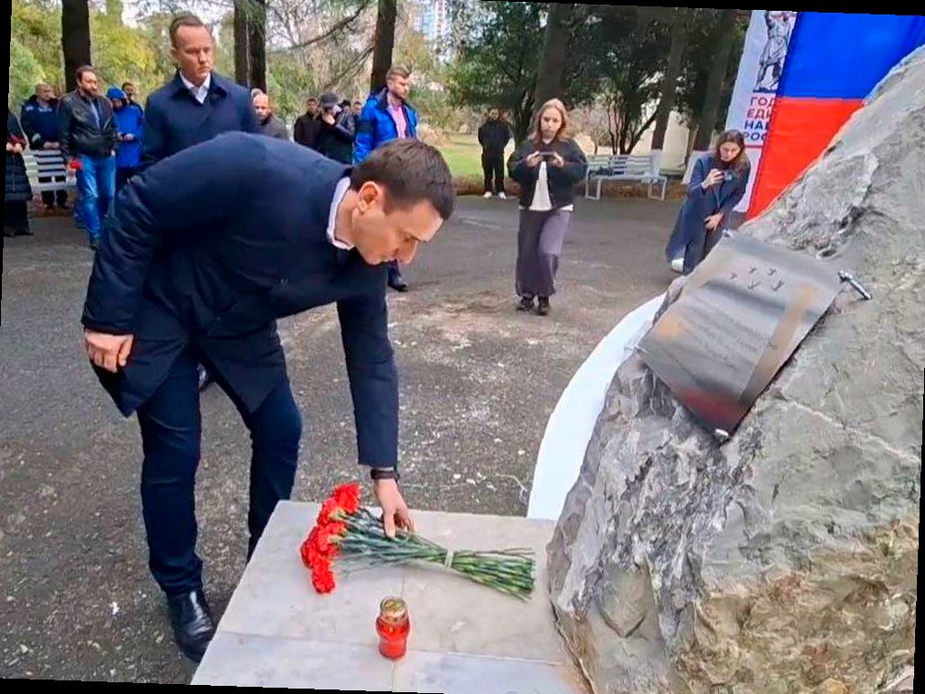 В Сочи сотрудники «Водоканала» почтили память погибших коллег — участн