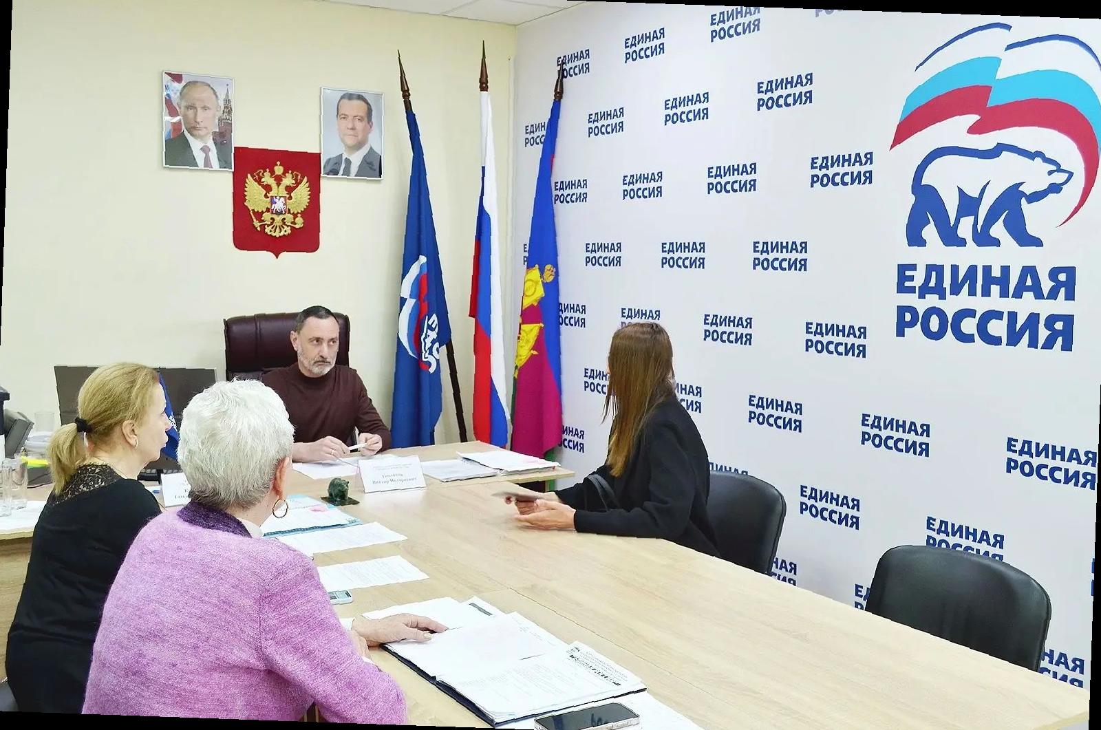«Виктор Тепляков помогает жителям в приёмной «Единой России»»