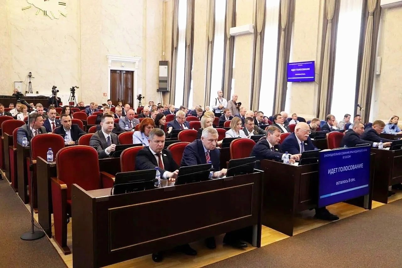 Депутат ЗСК Виктор Тепляков посетил 82-ю сессию краевой Думы